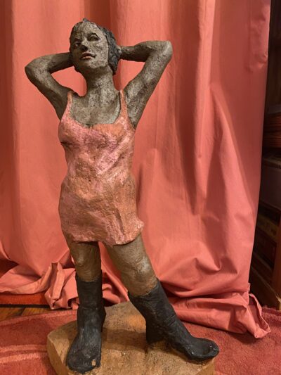 Bele Kreiß - Frau mit Gummistiefel-rotes Kleid